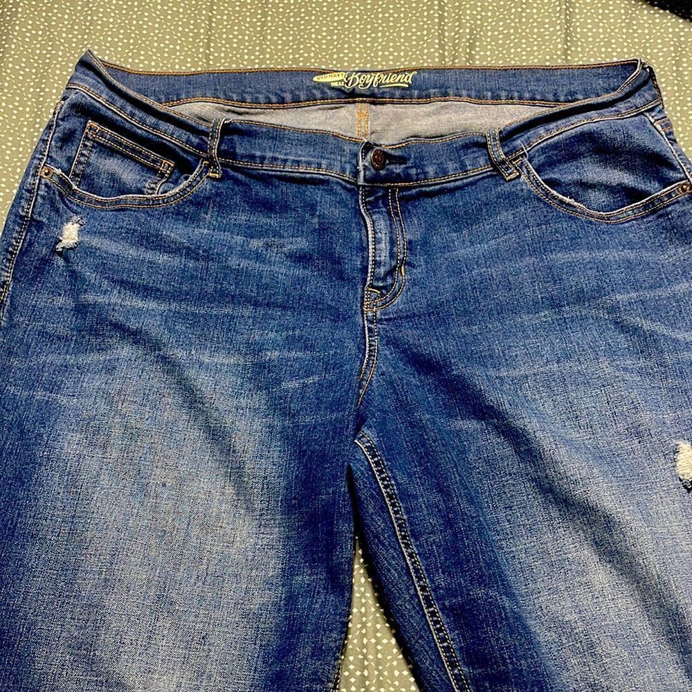 EUC Old Navy The Boyfriend jean size 16 regular distressing on front